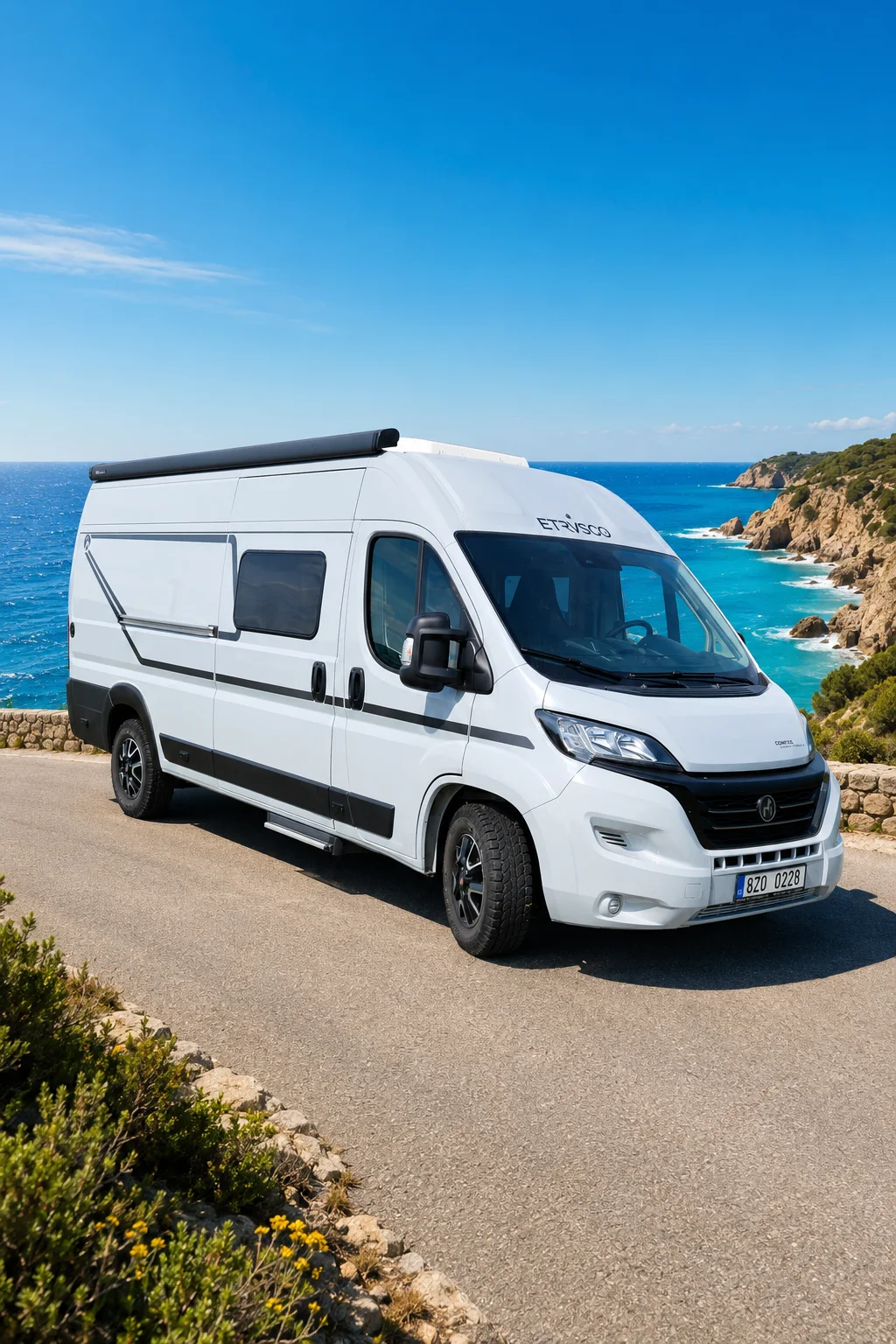Pronájem campervanu na dovolenou u moře s krásným výhledem na pobřeží